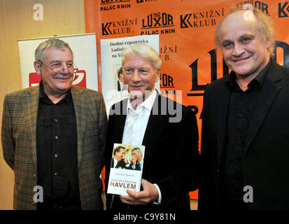 Ladislav Spacek (Mitte) ehemaliger Pressesprecher von Vaclav Havel stellte sein neue Buch zehn Jahre mit Vaclav Havel am 5. März 2012 in Prag, Tschechische Republik. Paten des Buches: Journalist Karel Hvizdala (links) und Musiker Michael Kocab (rechts). (CTK Foto/Stanislav Peska) Stockfoto