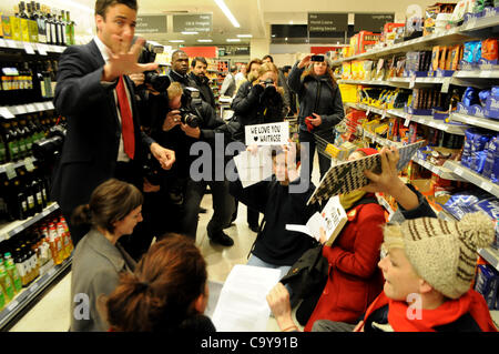 London, UK. 03.06.12. Verkaufspersonal als Journalisten zu stoppen Dreharbeiten als "Besetzen Öl" halten einen Sit-in Protest in den Öl-Gang von Waitrose im Brunswick Centre in der Nähe von Russell Square. Der Protest war gegen Waitrose Entscheidung, Geschäfte auf Shell-Tankstelle Tankstellen zu setzen. Stockfoto