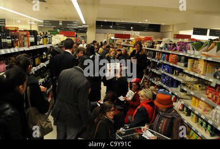 London, UK. 03.06.12. Einkäufer, Journalisten und Store Mitarbeiter Blick auf "Besetzen Öl" Sit-in Protest in den Öl-Gang von Waitrose im Brunswick Centre in der Nähe von Russell Square halten. Der Protest war gegen Waitrose Entscheidung, Geschäfte auf Shell-Tankstelle Tankstellen zu setzen. Stockfoto