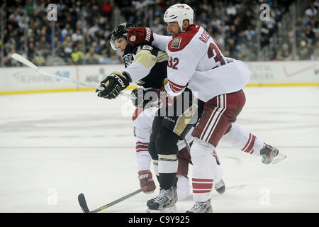 5. März 2012 - nehmen Sie Pittsburgh, PENNSYLVANNIA, US - Pittsburgh Penguins linken Flügel, die James Neal (18) und Phoenix Coyotes Verteidiger Michal Rozsíval (32) gehen nach den Puck in der zweiten Periode als die Pittsburgh Penguins aufeinander stoßen auf den Phoenix Coyotes im CONSOL Energy Center in Pitt Stockfoto