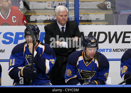 6. März 2012 - Saint Louis, Missouri, USA - St. Louis Blues Trainer Ken Hitchcock gesehen während eines NHL-Spiels zwischen den Chicago Blackhawks und den St. Louis Blues im Scottrade Center in Saint Louis, besiegten Missouri.The Blues die Blackhawks 5-1. (Kredit-Bild: © Scott Kane/Southcreek/ZUMAPR Stockfoto