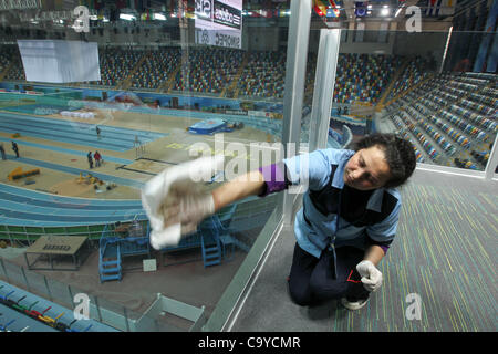 ISTANBUL, Türkei: Mittwoch, 7. März 2012, Ayse Petet, eine sauberere und wischt das Glas in der Atakoy Leichtathletik-Arena, Szene für den IAAF World Indoor Championships ab Freitag 9.-11. März 2011.  Foto von Roger Sedres/ImageSA Stockfoto