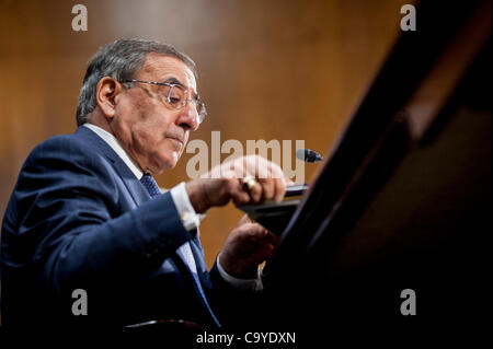 7. März 2012 bezeugt - Washington, District Of Columbia, USA - US-Verteidigungsminister LEON PANETTA vor dem Senate Armed Services Committee am Mittwoch über die Situation in Syrien. (Bild Kredit: Pete Marovich/ZUMAPRESS.com ©) Stockfoto