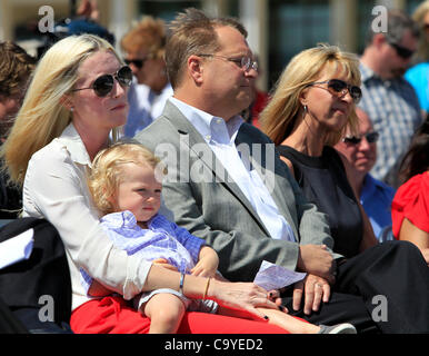 7. März 2012 - St. Petersburg, FL, USA - JAMES BORCHUCK |   Times.SP 351184 BORC wheldon (07.03.12) (St. Petersburg, FL) Susie Wheldon, links, Ehefrau von Indycar Treiber Dan Wheldon, hält ihren Sohn Sebastian während der Einweihung des Zuges #10, ihr verstorbener Ehemann Mittwoch Nachmittag in St. Petersburg.  Gr Stockfoto