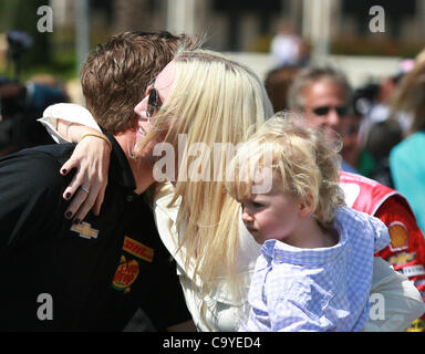 7. März 2012 - St. Petersburg, FL, USA - JAMES BORCHUCK |   Times.SP 351184 BORC wheldon (07.03.12) (St. Petersburg, FL) Susie Wheldon, Ehefrau des verstorbenen Indycar Treiber Dan Wheldon, hält ihr Sohn Sebastian, während ihr Freunde vor der Zeremonie begrüßen.         [JAMES BORCHUCK Mal] (Kredit-Bild: © Tam Stockfoto