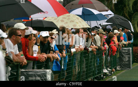 7. März 2012 - nehmen Doral, FL - Florida, USA - United States - fl-doral - 0307 h - Fans Abdeckung unter Sonnenschirmen während einer Proberunde der World Golf Championships-Cadillac Championship in Doral.  Mike Stocker, Sun Sentinel (Kredit-Bild: © Sun-Sentinel/ZUMAPRESS.com) Stockfoto