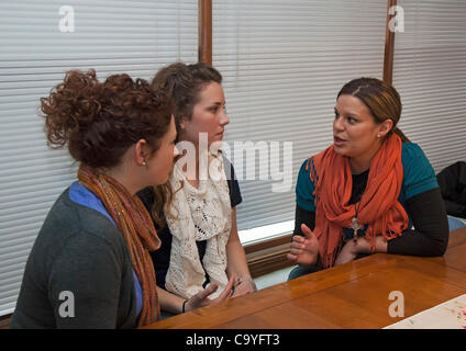 Omaha, Nebraska - 7. März 2012 - Stacy Molai (rechts), ein Katholischer Missionar mit der Gemeinschaft der katholischen Universität Studenten (FOCUS), sagt, dass sie ihre Krankenversicherung aufgeben wird, wenn ihr Versicherer verpflichtet, Kontrazeptiva in der Krankenversicherung ist, wie von die Bundesregierung vorgeschlagen Stockfoto