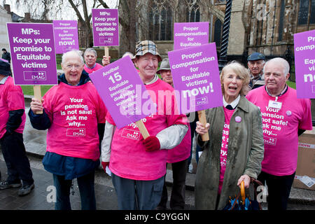 Rentner, einschließlich ehemaliger Schauspielerin Terry Eliot (R), beschweren sich über die Auszahlung auf ihre gerechte Leben Renten protest außerhalb des Parlaments, Westminster, London, UK, 7. März 2012. Stockfoto