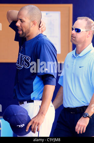 8. März 2012 - St. Petersburg, FL, USA - JAMES BORCHUCK |   Times.OT 350840 BORC rays (08.03.12) (Port Charlotte, FL) David Price zeigt einen Trainer wo seinen Hals weh tut, nach der zweiten Inning der Frühling der Strahlen Trainingsspiel gegen die Tigers.  Preis schien leichte Nackenschmerzen haben, als er zeigte Stockfoto