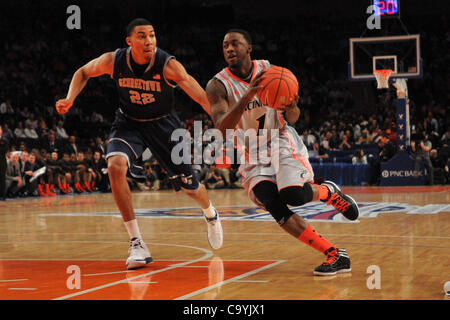 8. März 2012 - New York, New York, USA - University of Cincinnati Bearcats bewachen Cashmere Wright (1) und Georgetown Universität Hoyas vorwärts Otto Porter (22) in der Big East 2012 Meisterschaft Basketball dritte Runde Aktion im Madison Square Garden in New York New York Georgetown führt Cincinnati 30 bis 2 Stockfoto