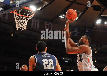 8. März 2012 - New York, New York, USA - University of Cincinnati Bearcats zentrieren Yancy Gates (34) und Georgetown Universität Hoyas vorwärts Otto Porter (22) in der Big East 2012 Meisterschaft Basketball dritte Runde Aktion im Madison Square Garden in New York New York Georgetown führt Cincinnati 30 bis 24 Stockfoto