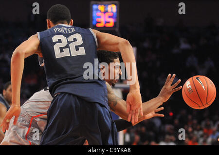 März 8, 2012 - New York, New York, USA - Universität von Cincinnati Bearcats guard Ge'Rasen Guyn (14) und der Universität Georgetown Hoyas vorwärts Otto Porter (22) Big East Championship 2012 Basketball dritte Runde Aktion im Madison Square Garden in New York New York Cincinnati Niederlagen Georgetown 72. bis 7. Stockfoto