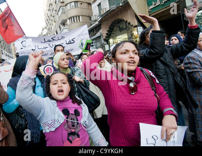 Ägyptische Frauen marschieren am internationalen Frauentag zum Parlament fordern eine größere Vertretung in der Regierung und militärische Regel-Spiel 8. 2012, Kairo Ägypten Stockfoto