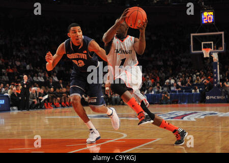 8. März 2012 - New York, New York, USA - University of Cincinnati Bearcats bewachen Cashmere Wright (1) und Georgetown Universität Hoyas vorwärts Otto Porter (22) in der Big East 2012 Meisterschaft Basketball dritte Runde Aktion im Madison Square Garden in New York New York Georgetown führt Cincinnati 30 bis 2 Stockfoto