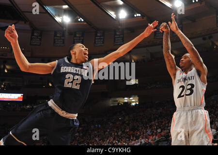 8. März 2012 - New York, New York, USA - Georgetown Universität Hoyas vorwärts Otto Porter (22) und University of Cincinnati Bearcats bewachen Sean Kilpatrick (23) im Big East 2012 Meisterschaft Basketball dritte Runde Aktion im Madison Square Garden in New York New York Georgetown Cincinnati 30 führt Stockfoto