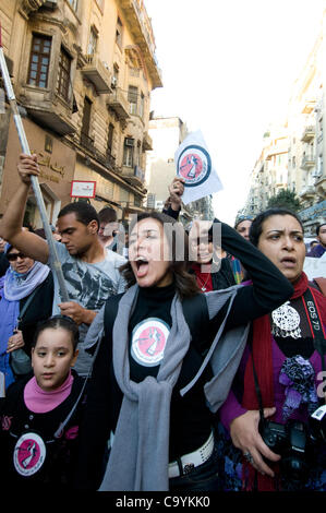 Ägyptische Frauen marschieren am Frauentag zum Parlament fordern eine größere Darstellung in Regierung und das Ende der militärischen Regelübereinstimmung 8th, 2012 Stockfoto