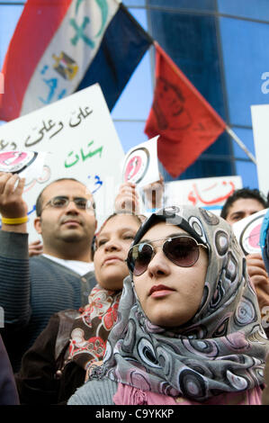 Ägyptische Frauen März am Frauentag, dem Parlament fordern eine größere Darstellung in Regierung und das Ende der Militärherrschaft - Match 8 Th, 2012, Kairo Ägypten Stockfoto