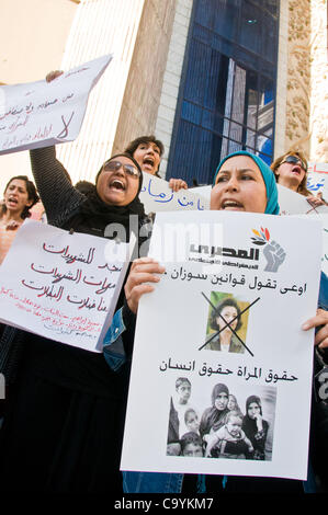 Ägyptische Frauen marschieren am Frauentag zum Parlament fordern eine größere Vertretung in der Regierung und militärische Regel-Spiel 8. 2012, Kairo Ägypten Stockfoto