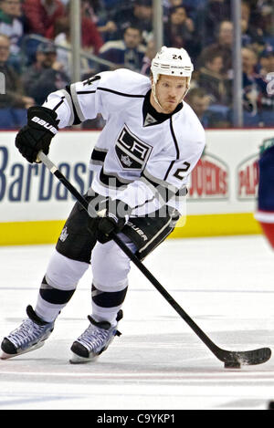 8. März 2012 - Columbus, Ohio, USA - Los Angeles Kings center Colin Fraser (24) Pässe den Puck in der ersten Periode des Spiels zwischen den Los Angeles Kings und den Columbus Blue Jackets in der Nationwide Arena, Columbus, Ohio. (Kredit-Bild: © Scott Stuart/Southcreek/ZUMAPRESS.com) Stockfoto