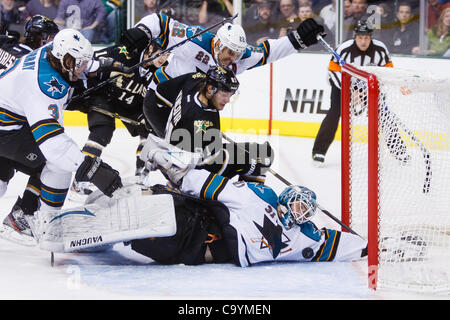 8. März 2012 bindet - Dallas, Texas, USA - Haie Torwart, ANTTI NIEMI vergeblich taucht, nach vorne TOMAS VINCOUR (81) Sterne Spiel spät während der Aktion zwischen den Dallas Stars und die San Jose Sharks.  Dallas besiegt San Jose 4-3 in einer Schießerei im American Airlines Center.  (Kredit-Bild: © Andrew Stockfoto