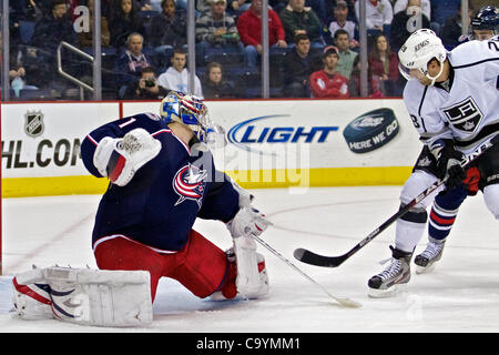 8. März 2012 - lenkt Columbus, Ohio, USA - Columbus Blue Jackets Torwart Steve Mason (1) einen Schuss von Los Angeles Kings Center Jarret Stoll (28) aus links von ihm in der ersten Phase des Spiels zwischen den Los Angeles Kings und den Columbus Blue Jackets in der Nationwide Arena, Columbus, Ohio. (Kredit Im Stockfoto