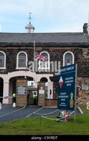 Blumen und Hommagen Links außerhalb Fulwood-Kaserne in Erinnerung an Sergeant Nigel Coupe, in Afghanistan mit 5 anderen Soldaten getötet. Preston 03.09.2012 Stockfoto