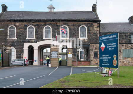 Blumen und Hommagen Links außerhalb Fulwood-Kaserne in Erinnerung an Sergeant Nigel Coupe, in Afghanistan mit 5 anderen Soldaten getötet. Preston 03.09.2012 Stockfoto