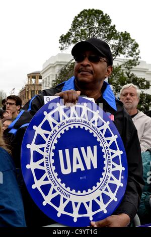 9. März 2012. Demonstranten für Abstimmungen und Einwanderung Rechte Rallye nach Selma nach Montgomery März.  UAW-Mitglied hält union Zeichen. © Ann wenig Stockfoto