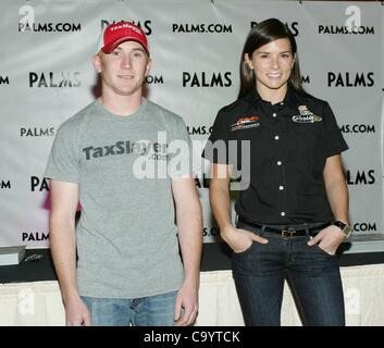 Cole Whitt, Danica Patrick in Anwesenheit für JR Motorsport präsentiert NASCAR Autogramm signieren, Palms Casino Resort Hotel, Las Vegas, NV 9. März 2012. Foto von: James Atoa/Everett Collection Stockfoto