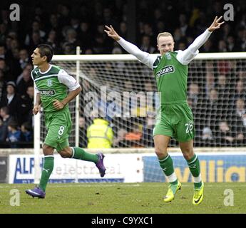 Ayr, UK. 03.10.12 William Hill Scottish Cup Viertelfinale.  Ayr United V Hibernian (Hibs) Feier - Lee Griffiths feiert während der Spiele gegen Ayr United erzielte. Stockfoto