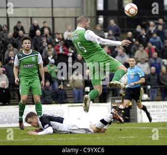 Ayr, UK. 03.10.12 William Hill Scottish Cup Viertelfinale.  Ayr United V Hibernian (Hibs) James McPake der Hibs (Nr. 15) Köpfe den Ball zu klären wie Mark Roberts Ayr links auf dem Boden liegend. Stockfoto