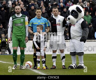 Ayr, UK. 03.10.12 William Hill Scottish Cup Viertelfinale.  Ayr United V Hibernian (Hibs) Pre-Match Formalitäten. Die Kapitäne der Hibs zusammen mit dem Schiedsrichter und Club-Maskottchen und Ayr United posieren für ein Foto vor dem Spiel zum Auftakt. Stockfoto