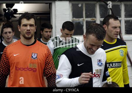 Ayr, UK. 03.10.12 William Hill Scottish Cup Viertelfinale.  Ayr United V Hibernian (Hibs) die Teams kommen aufs Spielfeld bei Ayr. Stockfoto