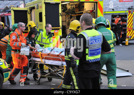 Wood Green London 03.10.12 Person unter einem Zug in Wood Green u-Bahnstation, Sanitäter, Krankenwagen Personal und Polizei besuchen die Szene, wie die Station geschlossen ist, um die Person am Leben zu erholen. Die verletzte Person wird in den Krankenwagen gebracht, kurz nach Verlassen des Bahnhofs. Stockfoto