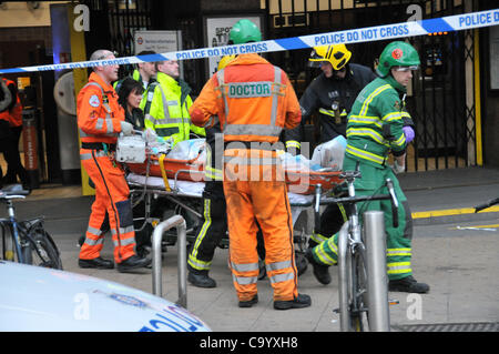 Wood Green London 03.10.12 Person unter einem Zug in Wood Green u-Bahnstation, Sanitäter, Krankenwagen Personal und Polizei besuchen die Szene, wie die Station geschlossen ist, um die Person am Leben zu erholen. Die verletzte Person stammt von Wood Green Station zum Krankenwagen. Stockfoto