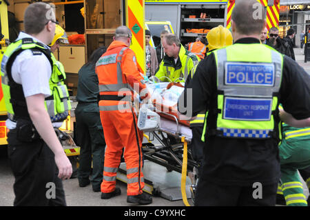 Wood Green London 03.10.12 Person unter einem Zug in Wood Green u-Bahnstation, Sanitäter, Krankenwagen Personal und Polizei besuchen die Szene, wie die Station geschlossen ist, um die Person am Leben zu erholen. Die verletzte Person wird in den Krankenwagen gebracht, kurz nach Verlassen des Bahnhofs. Stockfoto