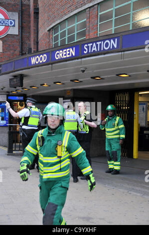 Wood Green London 03.10.12 Person unter einem Zug in Wood Green u-Bahnstation, Sanitäter, Krankenwagen Personal und Polizei besuchen die Szene, wie die Station geschlossen ist, um die Person am Leben zu erholen. Krankenwagen Mitarbeiter vorbereiten um die verletzte Person zu erhalten. Stockfoto