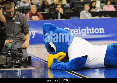 10. März 2012 - St. Charles, Missouri, Vereinigte Staaten von Amerika - The Creighton Maskottchen aufsteht schließen und die Person mit der Fernsehkamera während Halbfinale Runde des Turniers Missouri Valley Conference in der Familie-Arena in St. Charles, Missouri.   Missouri State führte Creighton halft Stockfoto