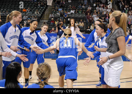 10. März 2012 bekommt - St. Charles, Missouri, Vereinigte Staaten von Amerika - Creighton McKenzie Fujan (11) Jubel von ihren Teamkolleginnen wie sie eingeführt wird, um das Spiel zu starten, während der halb Endrunde des Turniers Missouri Valley Conference in der Familie-Arena in St. Charles, Missouri.   Missouri State war Stockfoto