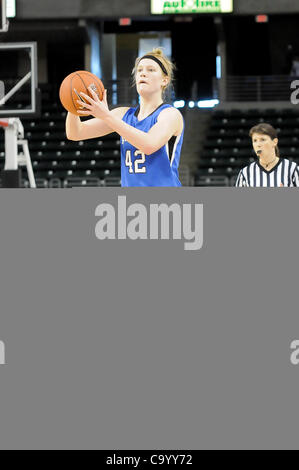 10. März 2012 sieht - St. Charles, Missouri, Vereinigte Staaten von Amerika - Creighton Sarah Nelson (42), um einen Pass zu machen während der halb Endrunde des Turniers Missouri Valley Conference in der Familie-Arena in St. Charles, Missouri.  Creighton besiegte Missouri State 56, 47 bis ins Finale. ( Stockfoto