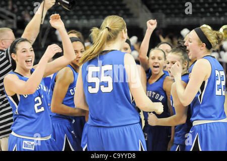 10. März 2012 - St. Charles, Missouri, Vereinigte Staaten von Amerika - The Creighton Spieler feiern ihre Reise in der Meisterschaft am Centrecourt während der halb Endrunde des Turniers Missouri Valley Conference in der Familie-Arena in St. Charles, Missouri.  Creighton besiegte Missouri State 56 Stockfoto