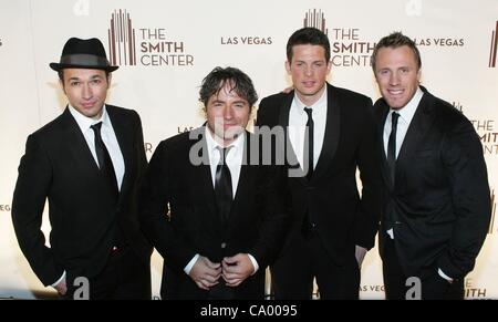 Fraser Walters, Victor Micallef, Remigio Pereira, Clifton Murray der kanadischen Tenöre im Ankunftsbereich für die Opening Night am Smith Center for the Performing Arts, 361 Symphonie Park Ave, Las Vegas, NV 10. März 2012. Foto von: James Atoa/Everett Collection Stockfoto