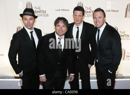 Fraser Walters, Victor Micallef, Remigio Pereira, Clifton Murray der kanadischen Tenöre im Ankunftsbereich für die Opening Night am Smith Center for the Performing Arts, 361 Symphonie Park Ave, Las Vegas, NV 10. März 2012. Foto von: James Atoa/Everett Collection Stockfoto