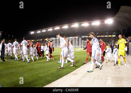 10. März 2012 - Carson, Kalifornien, USA - Los Angeles Galaxy Mittelfeldspieler David Beckham #23 und dem Rest der Galaxie betreten das Stadion vor der Major League Soccer-Spiel zwischen Real Salt Lake City und Los Angeles Galaxy im Home Depot Center. Real Salt Lake fuhr fort, die Galaxie mit einem f zu besiegen Stockfoto