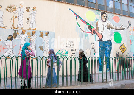 Mohammed Mahmud Straße Spitznamen auch in arabischer Sprache, wie "die Straße der Augen der Freiheit" ein Symbol des Kampfes des ägyptischen Volkes ist, ein demokratisches Land ein Jahr nach der Revolution zu bauen. Die Wände der Straße (die erlebt einige der schlimmsten Schlachten zwischen den Sicherheitskräften & die Stockfoto