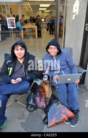 Regent Street in London 03.11.12. Die Warteschlange für iPad 3 beginnt fast eine Woche vor seiner Markteinführung außerhalb der Apple-Store in der Regent Street. Dirk ist der erste in der Warteschlange [rechts] und sein Freund Ali [Links]. Stockfoto