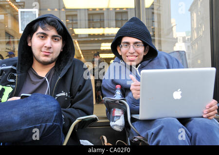 Regent Street in London 03.11.12. Die Warteschlange für iPad 3 beginnt fast eine Woche vor seiner Markteinführung außerhalb der Apple-Store in der Regent Street. Dirk ist der erste in der Warteschlange [rechts] und sein Freund Ali [Links]. Stockfoto