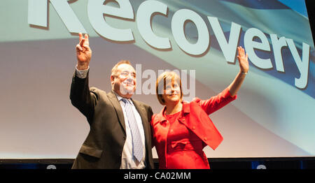 Alex Salmond und Nicola Sturgeon erobere die Bühne nach dem stellvertretenden Regierungschefs schließen Adresse auf der SNP Spring Conference an der SSEC in Glasgow. Bild: Wullie Marr / Alamy Stockfoto