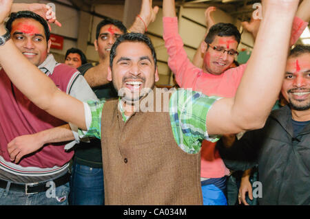 Belfast, UK - 03.11.2012. Gruppe von Männern Tanz feiern Holi Festival of Colours Stockfoto