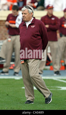 26. November 2011 - Charlottesville, Virginia, Vereinigte Staaten - Virginia Tech Hokies Kopf Trainer Frank Beamer Trainer seiner Mannschaft während des Spiels gegen die Virginia Cavaliers am 28. November 2011 im Scott Stadium in Charlottesville, Virginia. VVirginia Tech besiegte Virginia 38-0. (Kredit-Bild: © Andrew S Stockfoto